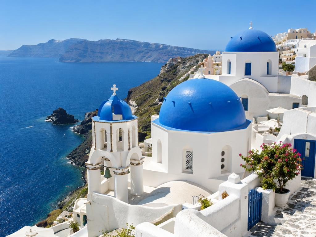 Cúpulas azuis e casas brancas em Santorini